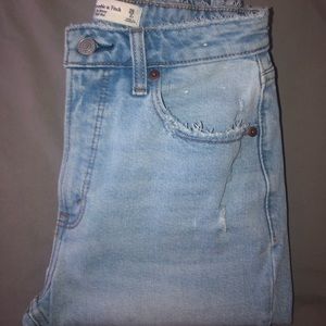 Light wash high rise jeans , only worn once 🤍